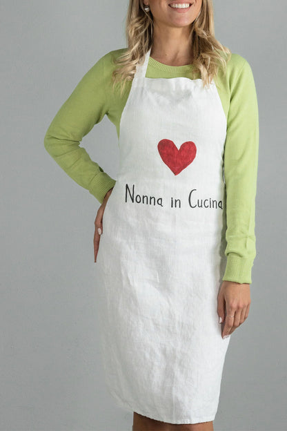 Grembiule nonna in cucina